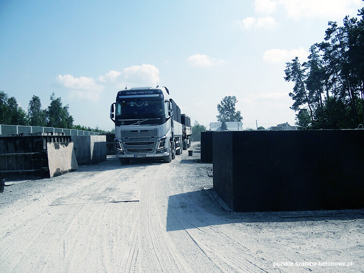 Transport szamb betonowych  w Czyżewie